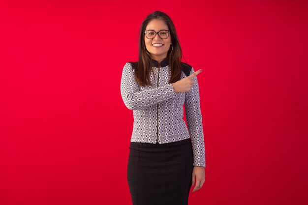 Mulher oriental adulta com roupa formal em foto de estúdio com fundo azul.