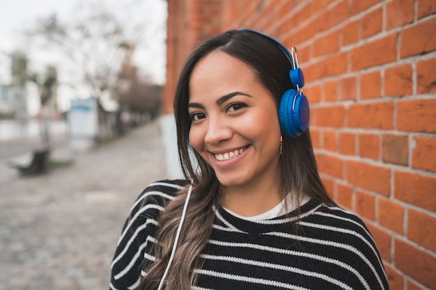 Mulher ouvindo música com fones de ouvido