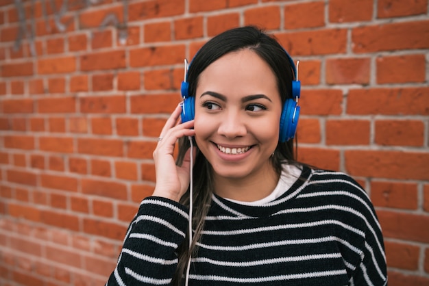 Foto mulher ouvindo música com fones de ouvido