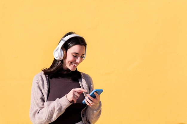 Mulher ouvindo música do telefone em fones de ouvido