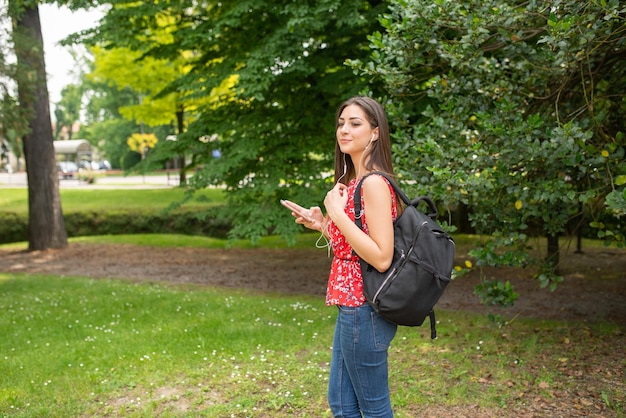 Mulher ouvindo música em um parque