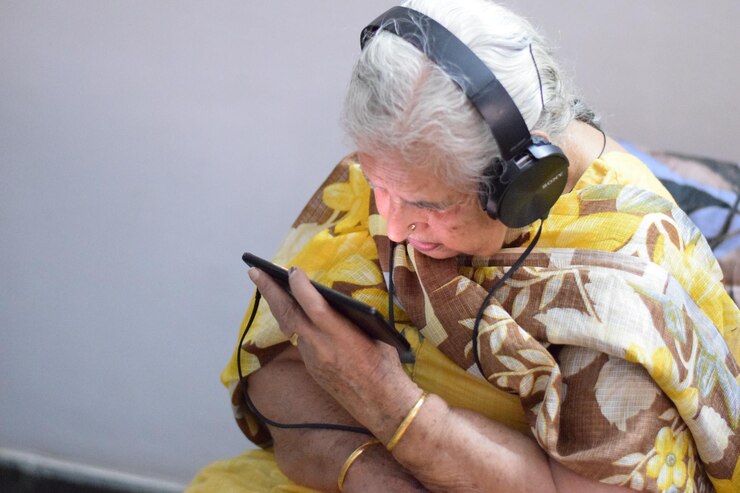 Foto mulher ouvindo música enquanto usa telefone celular
