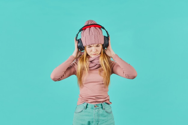 Mulher ouvindo música usando fones de ouvido