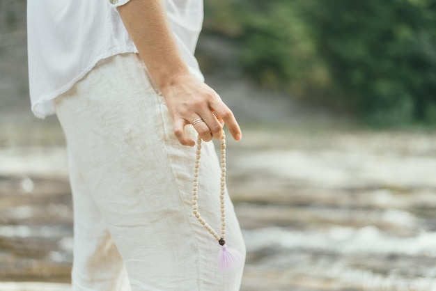 Mulher pacífica está fazendo meditação mantra perto do rio