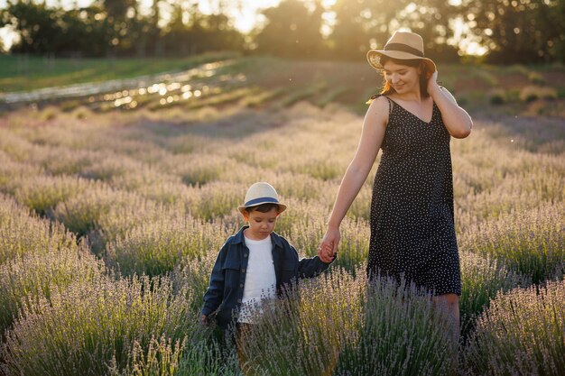 Mulher passa o dia com seu filho andando em um campo de lavanda