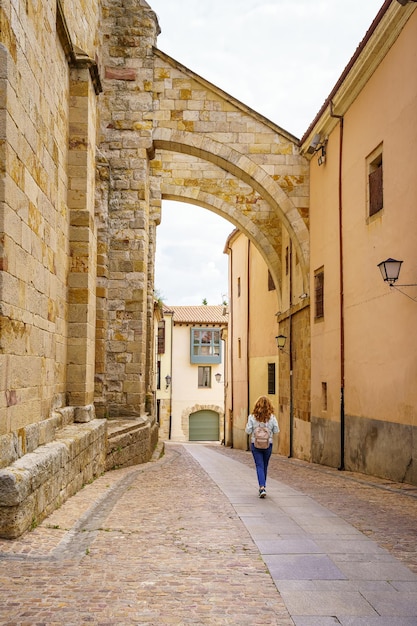 Mulher passeando pela antiga cidade medieval com arcos de pedra Zamora Espanha