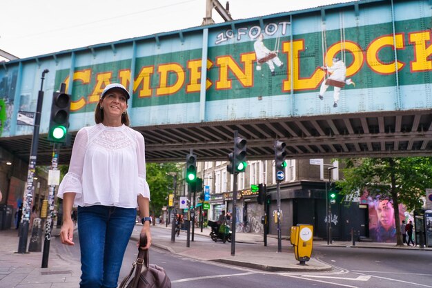 Mulher passeando pela cidade de Camden