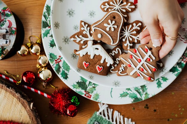 Mulher pegando um biscoito de Natal