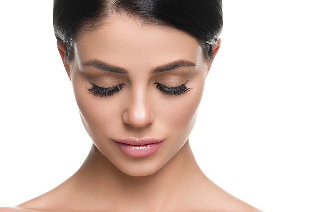 Mulher pele saudável cílios extensão beleza maquiagem natural cosmética conceito de idade. Isolado no branco. Tiro do estúdio.