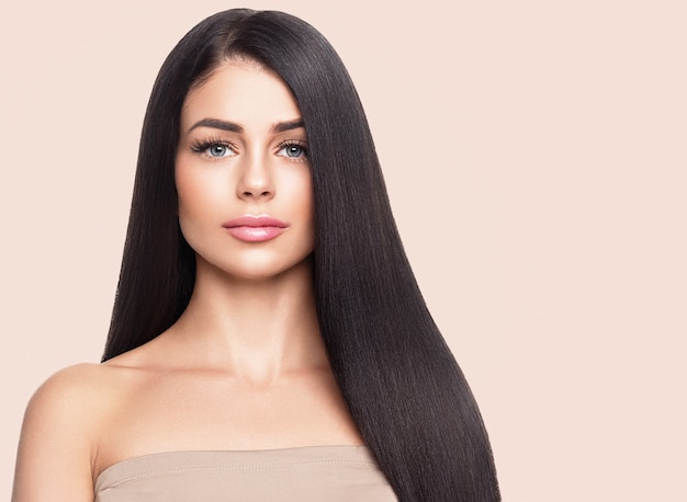 Mulher pele saudável cílios extensão beleza maquiagem natural cosmética idade conceito cor de fundo. Tiro do estúdio.