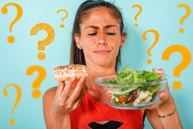 Foto mulher pensa em comer rosquinhas em vez de salada