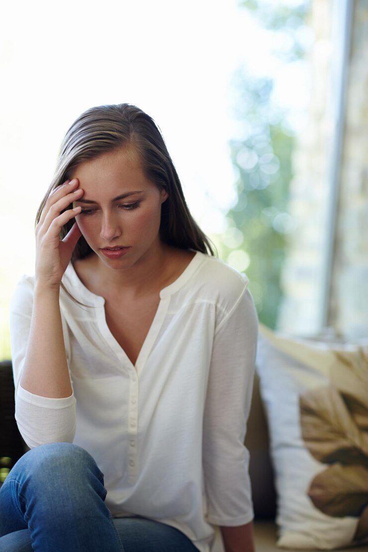 Foto mulher pensando e estresse por desemprego em casa saúde mental e depressão por dívida pessoa feminina ansiedade e preocupação por perda financeira ou erro de imposto sofá e angústia por falhar no sofá
