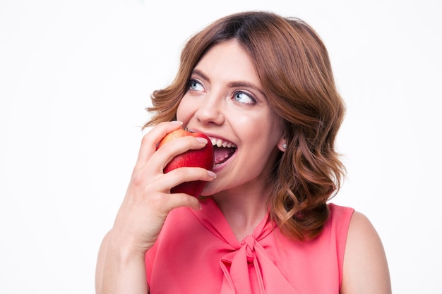 Mulher pensativa comendo maçã