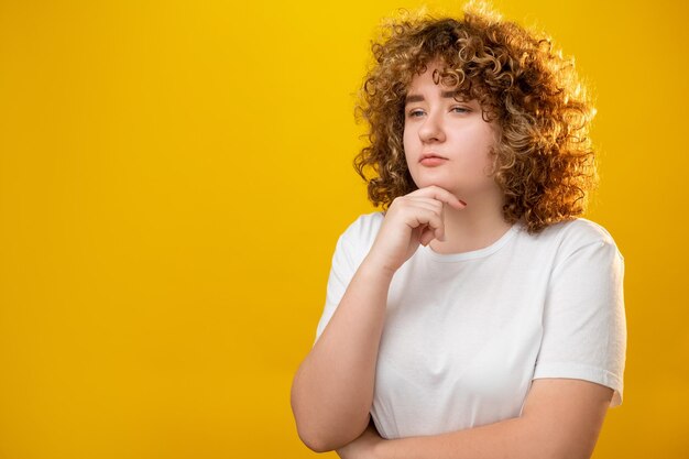 Foto mulher pensativa dieta obesidade menina com excesso de peso