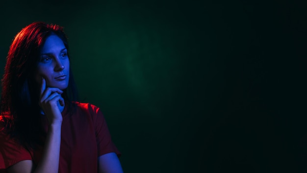 Mulher pensativa, retrato noturno, luz neon, crise, informações, banner, senhora duvidosa, em azul vermelho