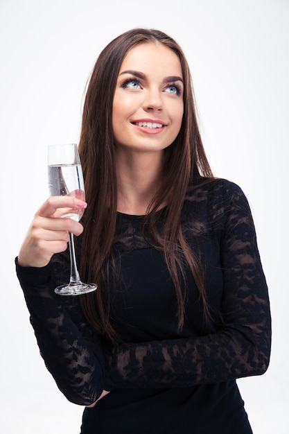 Mulher pensativa segurando uma taça com champanhe