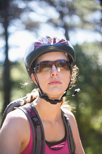 Mulher pensativa usando capacete