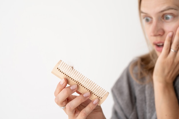 Mulher penteando o cabelo com calvície