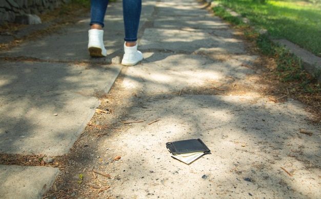 Mulher perdeu uma carteira de couro com dinheiro no parque