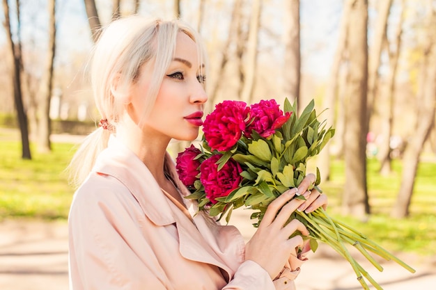 Mulher perfeita com flores ao ar livre