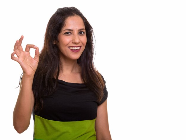 mulher persa feliz sorrindo e dando sinal de ok