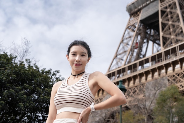 Mulher perto da torre Eiffel Paris França