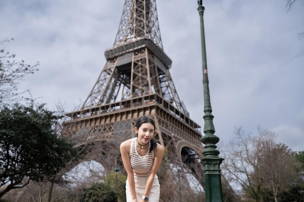 Mulher perto da torre Eiffel Paris França