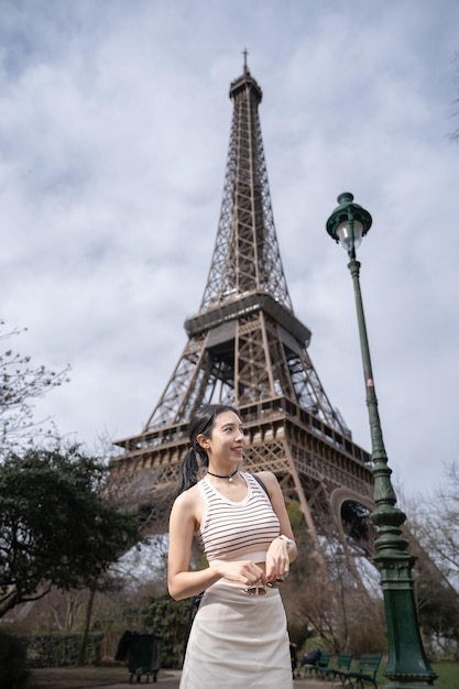 Mulher perto da torre Eiffel Paris França