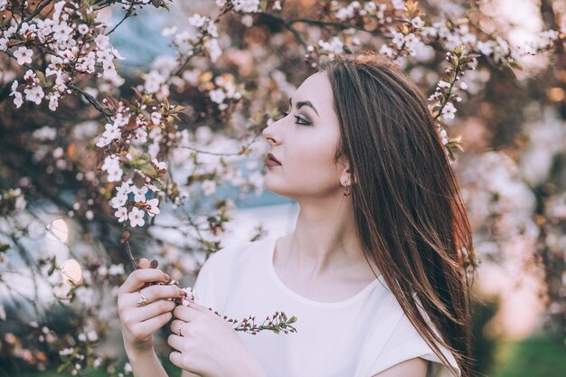 Mulher perto de árvore de flor