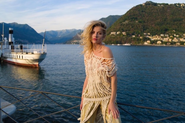 Mulher perto do lago como garota italiana em um vestido sexy italiano férias de verão