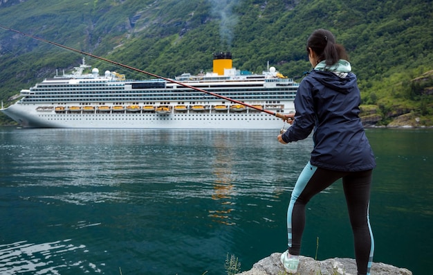 Mulher pescando na vara de pescar girando na noruega