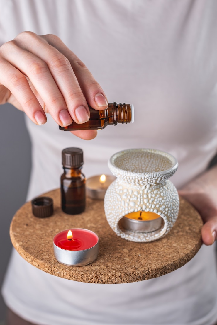 Foto mulher pingando óleo essencial em uma lâmpada de aroma para um procedimento relaxante de aromaterapia