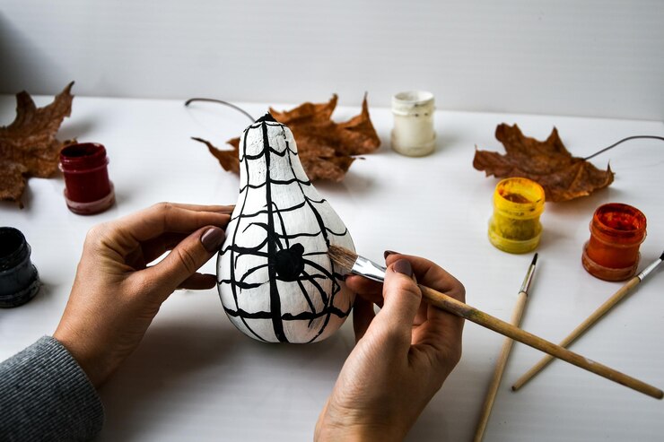 Foto mulher pinta aranha em abóbora para halloween folhas de outono diy crianças artesanato fazer isso mesmo