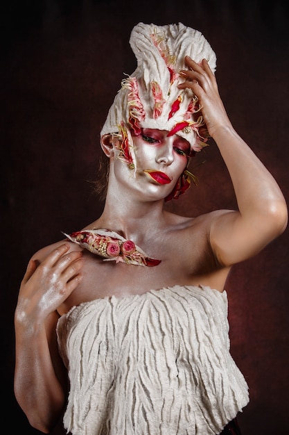 Mulher pintada com penteado de fantasia