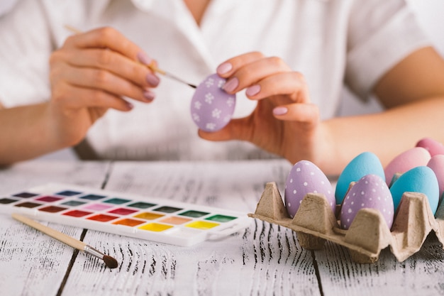 Mulher pintando ovos de páscoa