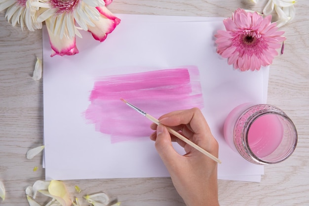 Foto mulher pintando uma aquarela rosa