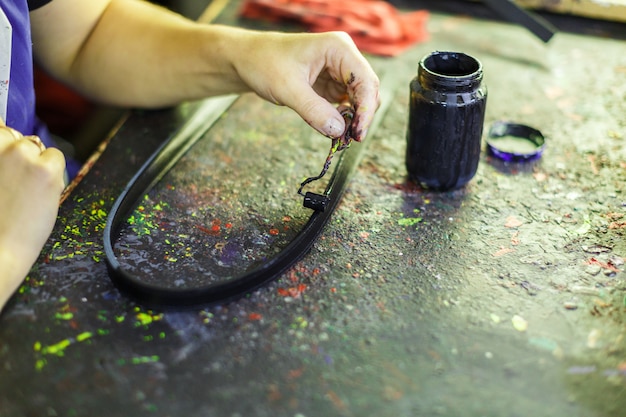 Mulher pintando uma parte de um saco