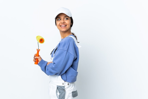 Foto mulher pintora sobre branco isolado com braços cruzados e feliz