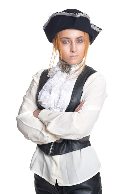 Mulher pirata com roupas velhas e vintage posando contra um fundo branco