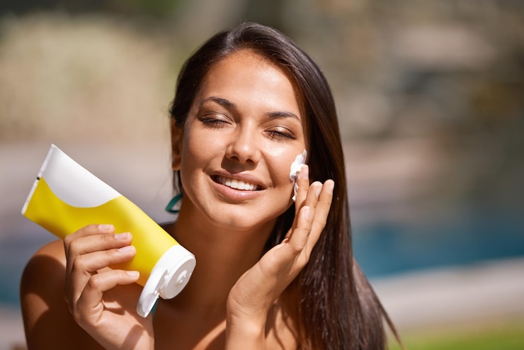 Foto mulher piscina e protetor solar para o rosto ou fim de semana de verão ou férias de bronzeamento ou bem-estar produto para pessoa feminina e cuidados com a pele creme de saúde ou dermatologia no havaí autocuidado ou viagem