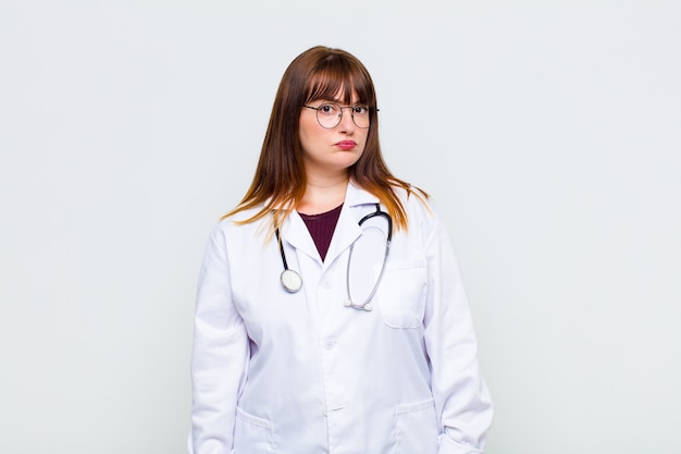 Mulher plus size olhando para o lado com uma atitude negativa