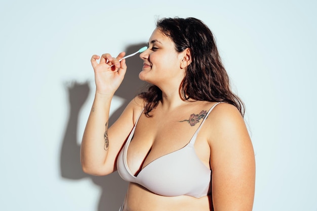 Mulher plus size posando em estúdio em lingerie