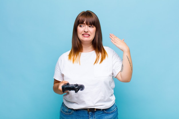 Mulher plus size se sentindo estressada, ansiosa, cansada e frustrada, puxando a gola da camisa, parecendo frustrada com o problema