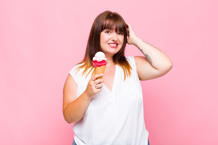Foto mulher plus size se sentindo estressada