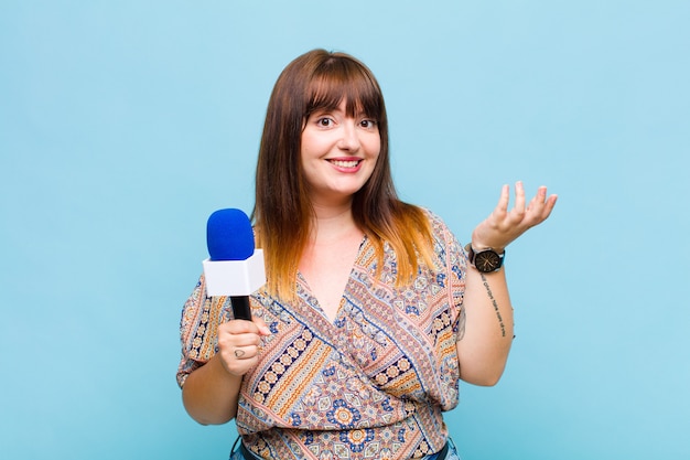 Mulher plus size sentindo-se feliz, surpresa e alegre, sorrindo com atitude positiva, percebendo uma solução ou ideia