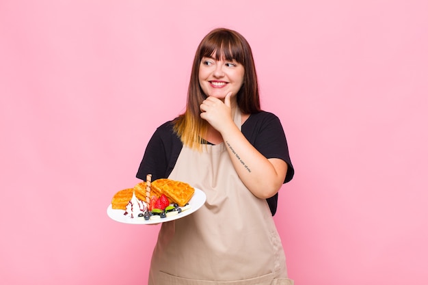 Mulher plus size sorrindo com um olhar feliz