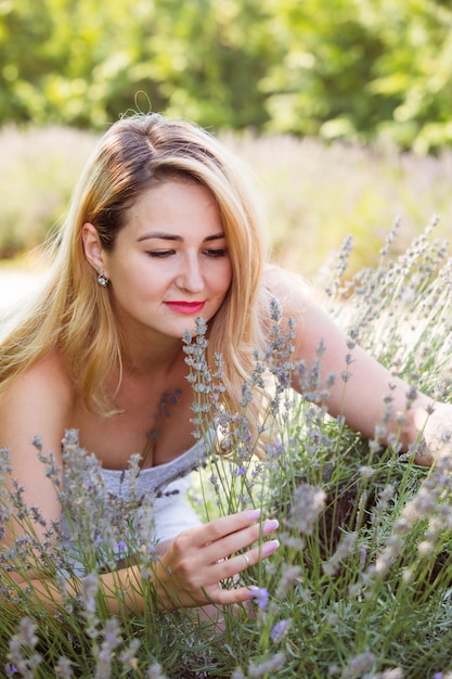 Mulher posando ao ar livre no mercado de flores entre flores de lavanda retrato de moda