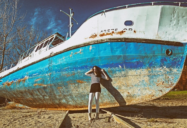 Mulher posando com naufrágio