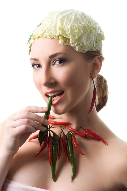 Mulher posando com pimenta e folha de repolho