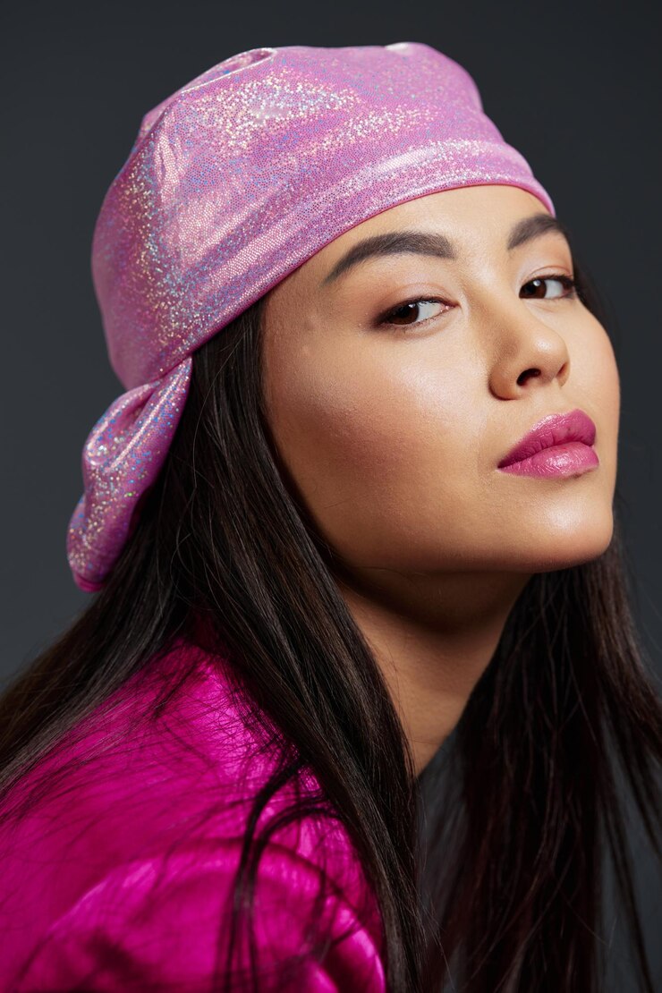 Foto mulher posando mini vestido rosa charme lenço de cabeça fundo cinza foto de alta qualidade